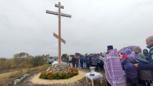 В Рязанской области на дороге к селу Моховое установили поклонный крест