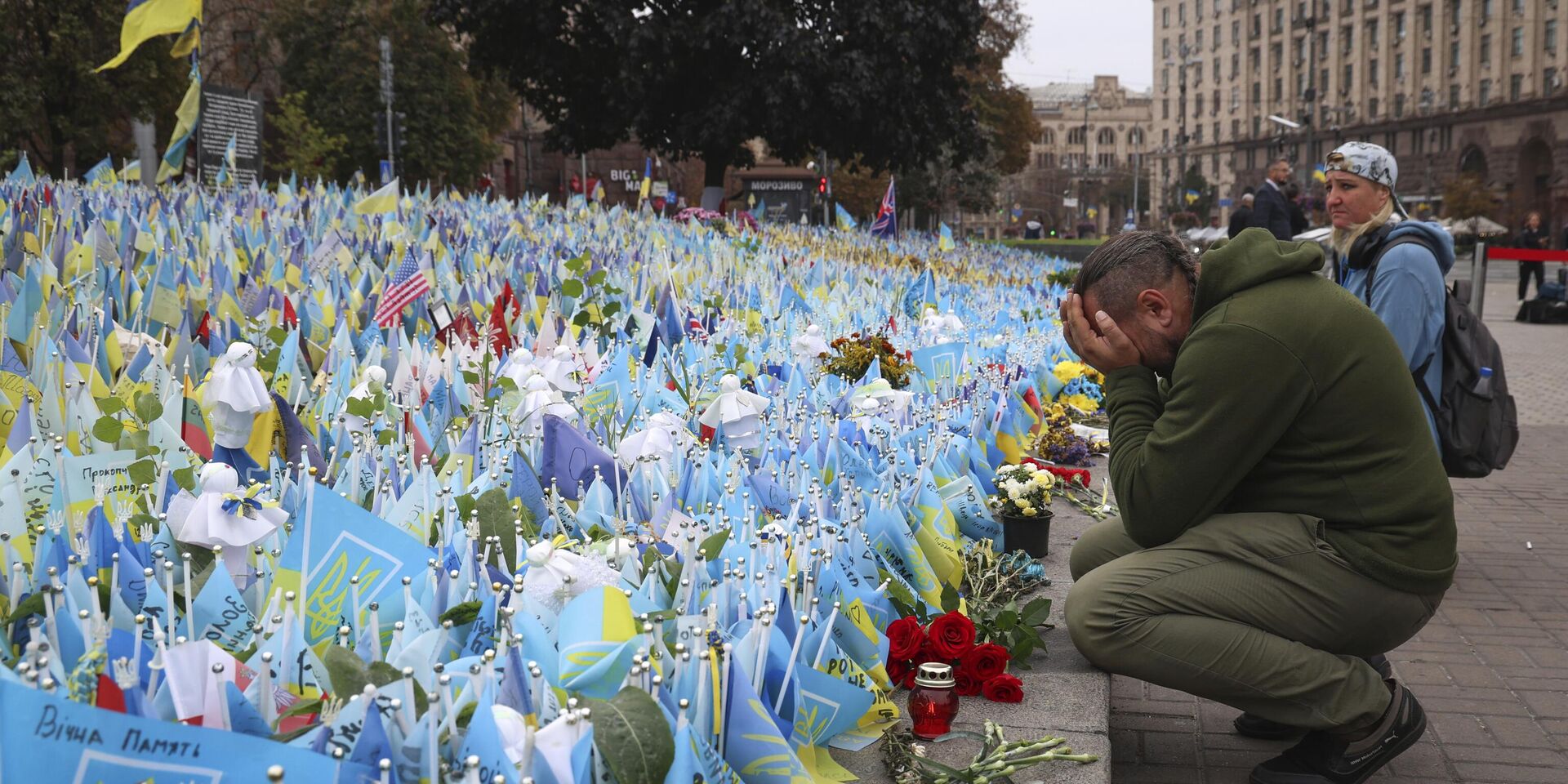 Украинец у импровизированного мемориала в память погибших в конфликте с Россией на площади Независимости в Киеве - ИноСМИ, 1920, 27.11.2024