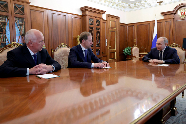 В конце 2024-го Владимир Путин спросил у вице-премьера России Дениса Мантурова, почему не строятся заводы по переработке отходов. Сергей Чемезов на встрече с президентом РФ заявил, что МСЗ вовсе «не построят в ближайшее время»