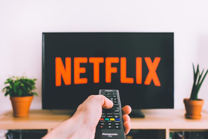 Логотип Netflix на телевизоре