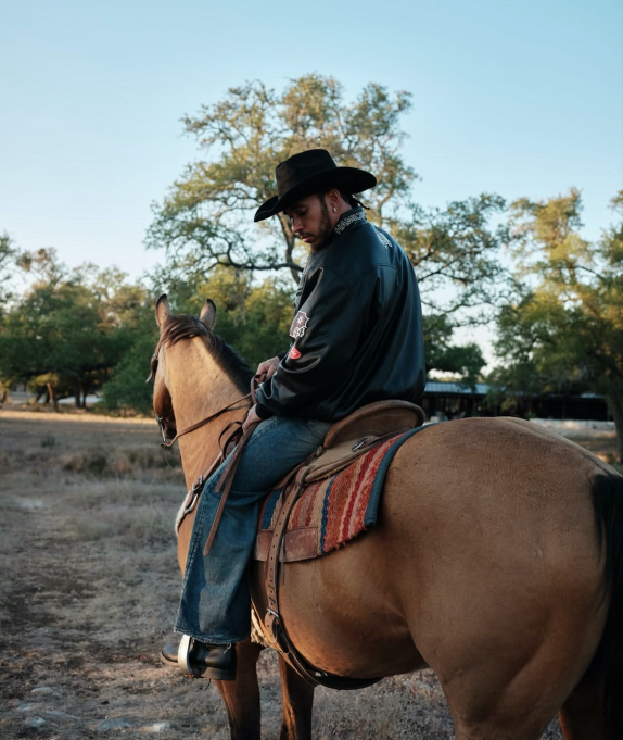 Льюис Хэмилтон впервые оседлал лошадь – где, как не в Техасе осваивать верховую езду? Фото из социальных сетей