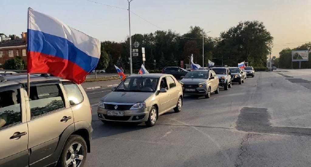 Машины новочеркасск. Флаг России на машине. Русский флаг. Машина днем. Флаг России фото.