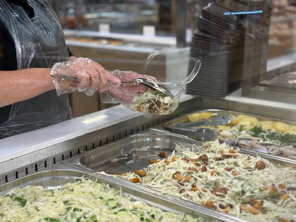 Кризис в тарелке: как готовые блюда из магазинов начали вытеснять московские рестораны