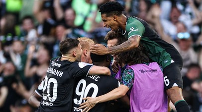 Футболисты «Краснодара» радуются голу в матче с «Динамо»