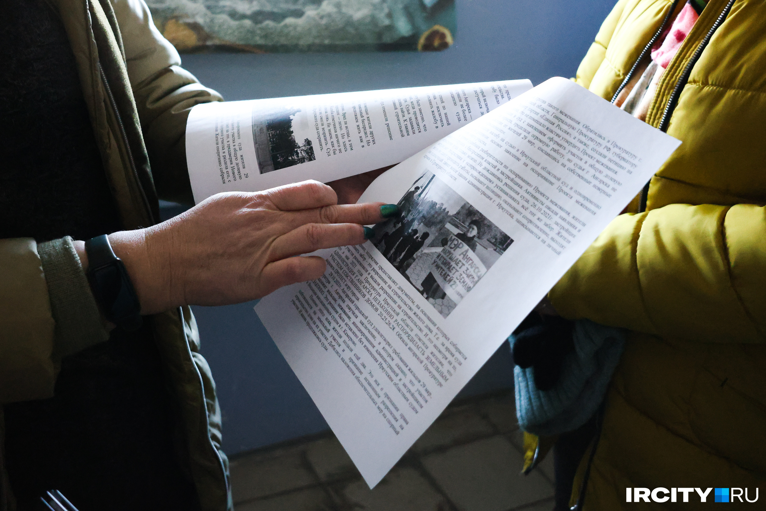 Жильцы рассказывают, что за это время им приходилось устраивать акции, одиночные пикеты и всеми силами не давать застройщику начать возведение многоэтажки