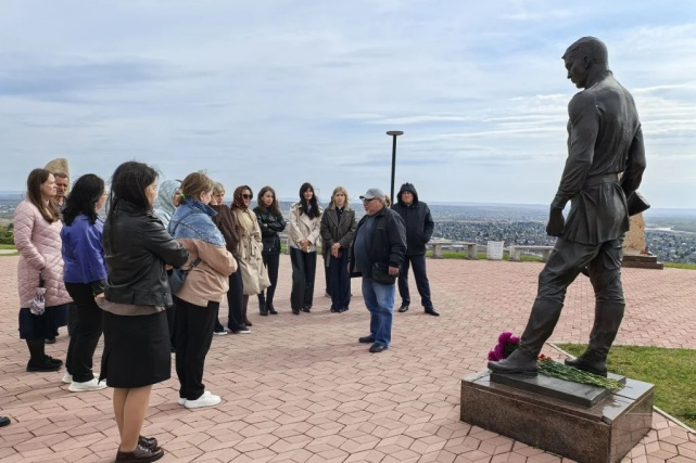 Сотрудники Управления Минюста России по Республике Хакасия посетили Мемориальный комплекс на горе Самохвал, посвященный памяти погибших при защите Отечества