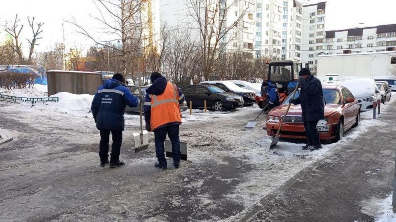 В ГБУ «Жилищник ЗелАО» трудятся более 400 дворников-мигрантов