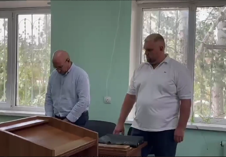 Разъярённый житель Усть-Лабинского района Кубани переехал судебного пристава на тракторе