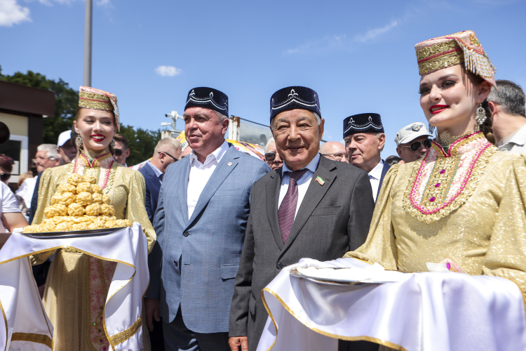 Если Тукаевский район присоединять к Набережным Челнам, рассуждает один из наших экспертов, то в команде Наиля Магдеева должен появиться, как минимум, новый зам, курирующий теперь сельское хозяйство образованного Набережночелнинского района