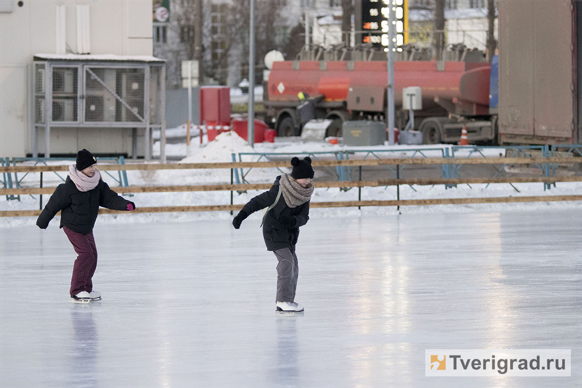 Покататься на коньках сегодня. Каток в Мамулино Тверь. Парк Текстильщиков Тверь каток. Катание на коньках. Коньки кататься на льду.