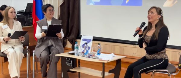 Актриса, озвучивавшая виртуальную Алису, провела лекцию в Бурятии 