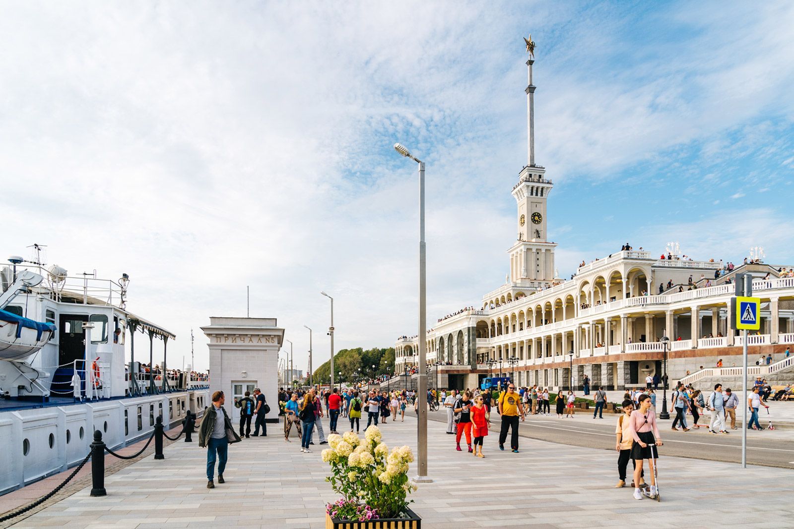 Прогулка у северного речного вокзала в москве. Северный речной вокзал прогулки на теплоходе. Северный речной вокзал прогулки на речном трамвайчике. Москва северный речной вокзал теплоход красин. Северный речной вокзал москва 2021.