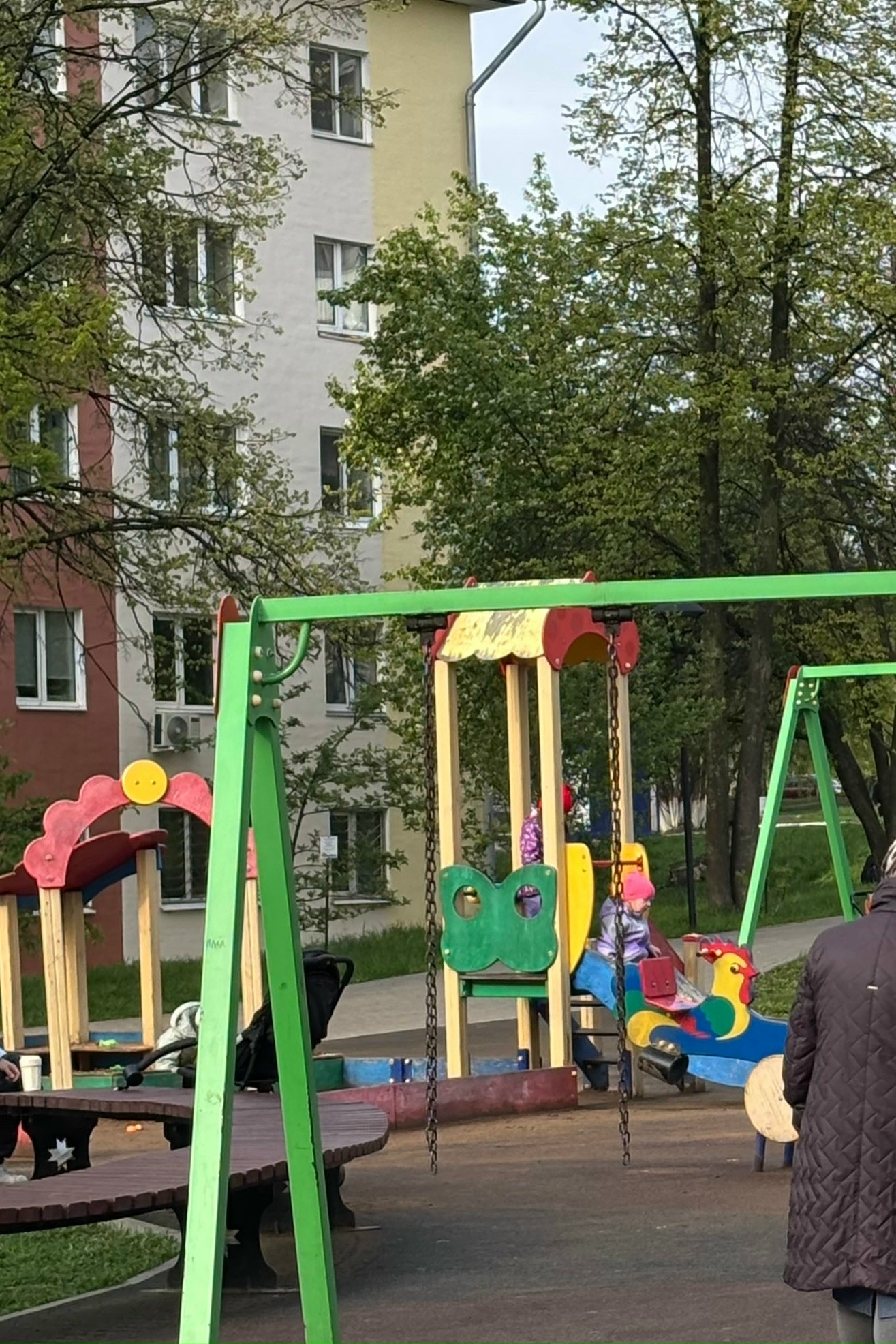 Рябиновый сквер на 9 января остался без качелей и песка в песочницах