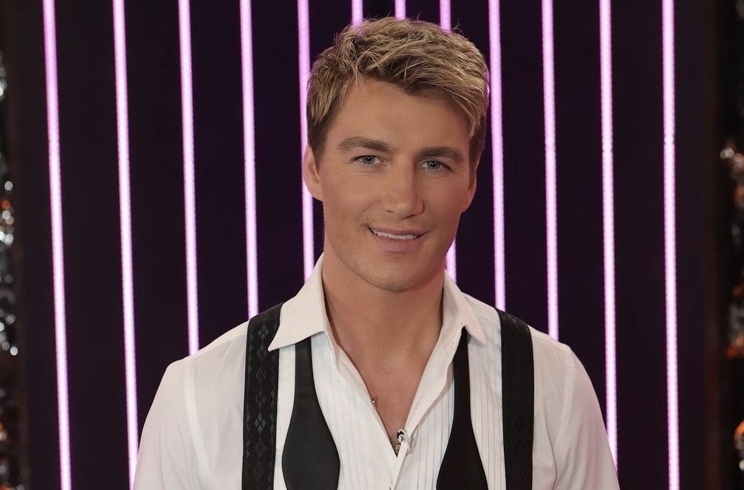 Гарик мартиросян шоу конфетка. Шоу на тнт. Воробьев шоу конфетка песня. Воробьев шоу конфетка песня. Воробьев шоу конфетка песня.