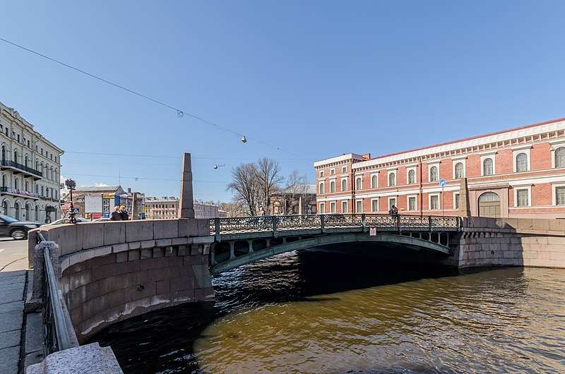 В Петербурге пассажирский автобус утонул в реке после ДТП на мосту (ВИДЕО)