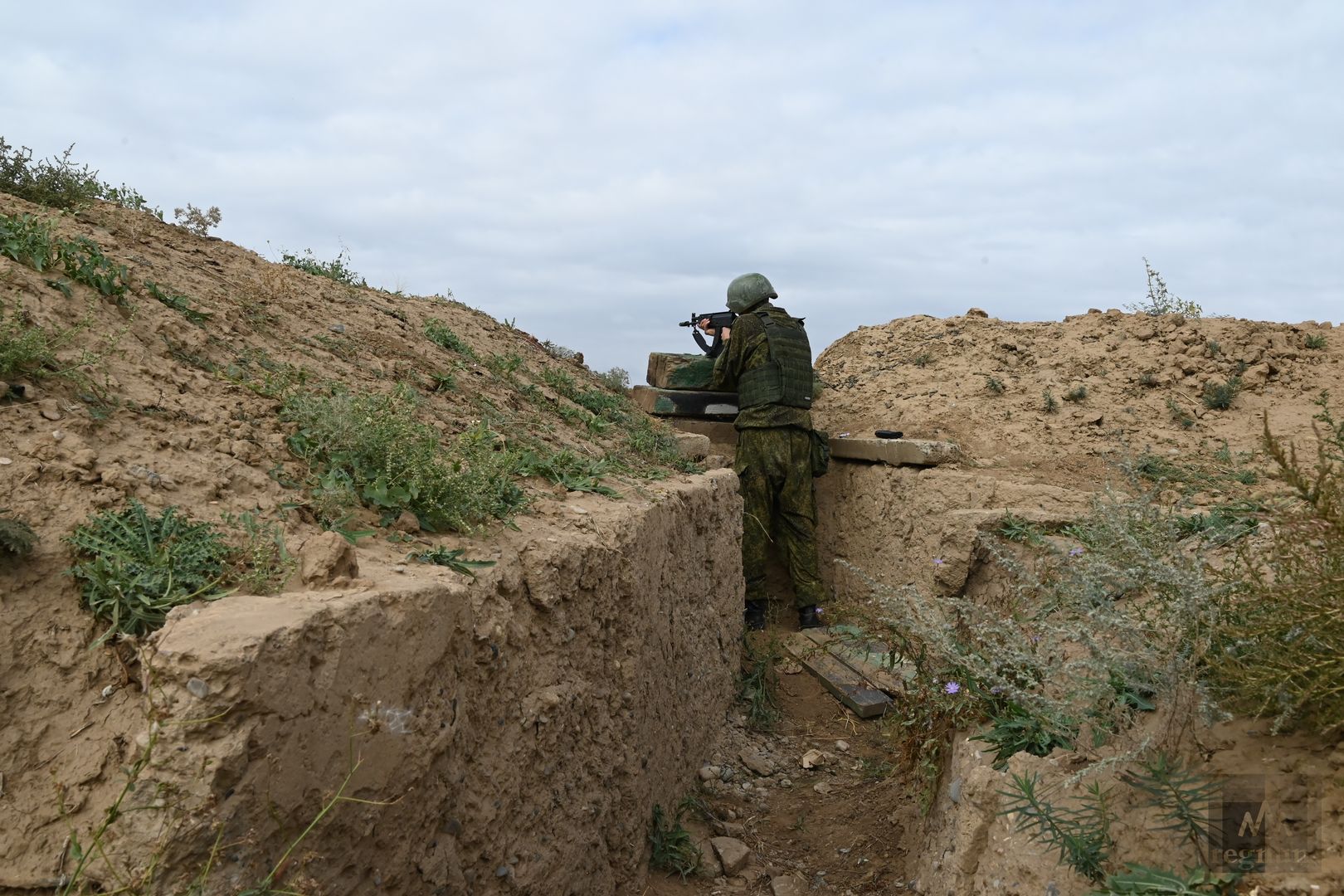 военные окопы. полигон в елани свердловской. зеленский в окопах донбасса. занятия по огневой подготовке. окопы мобилизованных.