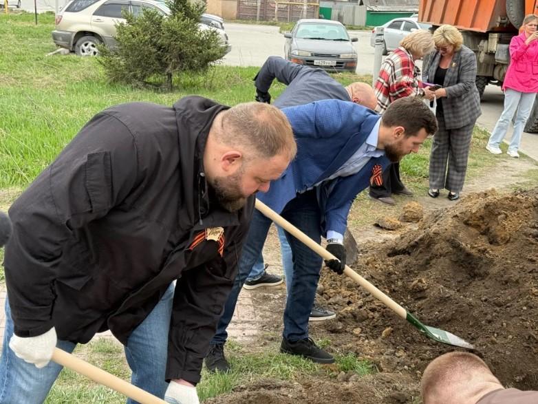 Фото В Искитиме к 9 Мая высадили аллею черёмухи 2