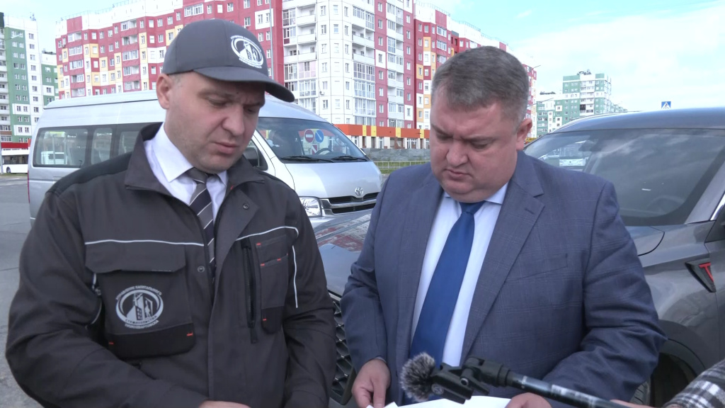 Постройка нижневартовск строительный магазин. Укс хмао. Архитекторы города нижневартовска. Макариков нижневартовск. Улица нововартовская нижневартовск.