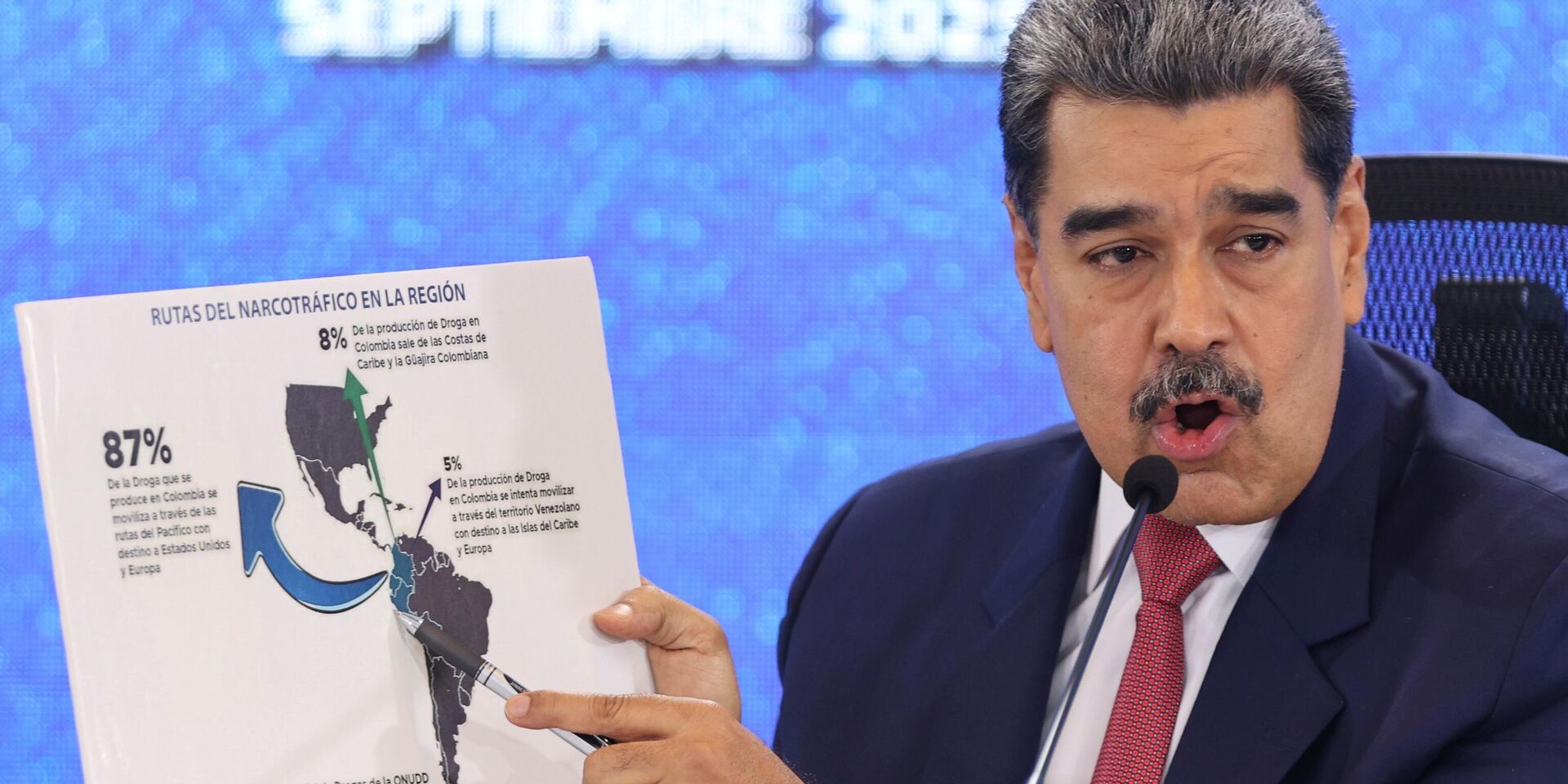 Президент Венесуэлы Николас Мадуро показывает карту маршрутов незаконного оборота наркотиков в регионе Северной и Южной Америки на пресс-конференции в Каракасе, Венесуэла, 15 сентября 2025 года. - ИноСМИ, 1920, 03.10.2025