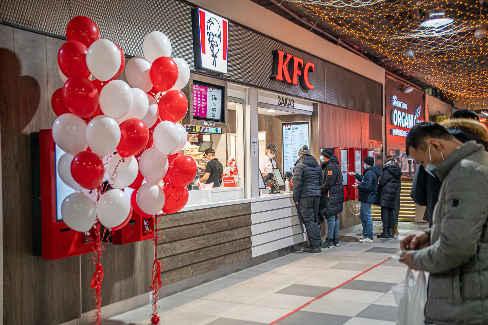 Kfc меняет название. KFC Чита. Закрытие КФС. Самый большой KFC В мире. KFC В Америке.