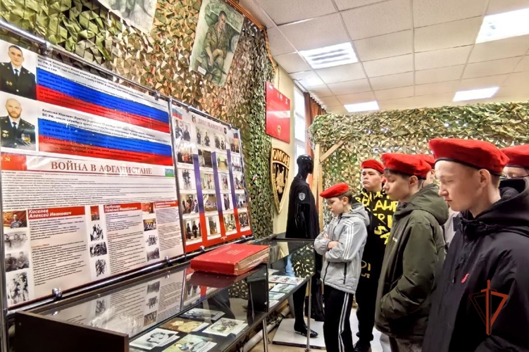 В Удмуртии сотрудники ОМОН провели встречу с учащимися школы, которую окончил их коллега, погибший в районе проведения СВО (видео)