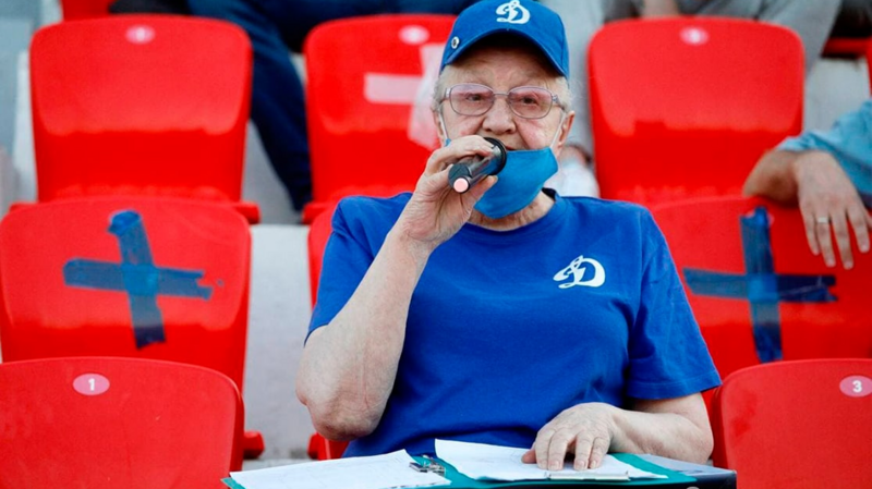«Футбол для меня — вся моя жизнь»: 79-летняя диктор ставропольского стадиона покорила фанатов московского «Динамо»