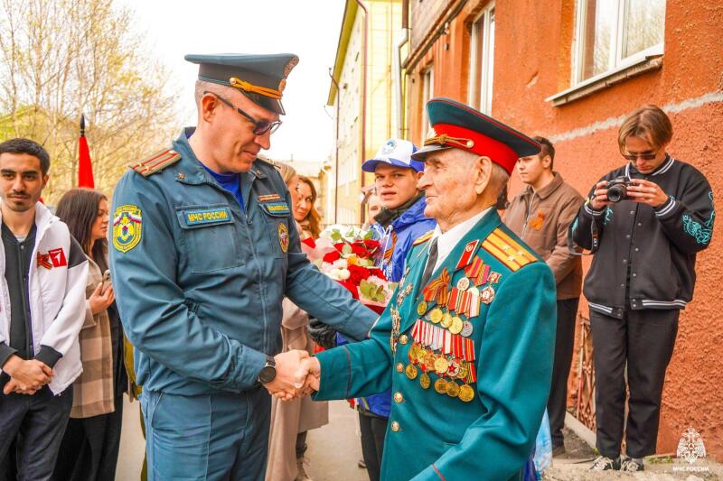 Подразделения МЧС России приняли участие в памятных мероприятиях ко Дню Победы