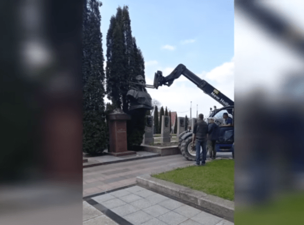 Во Львове демонтировали три памятника советским солдатам с мемориала на Холме Славы