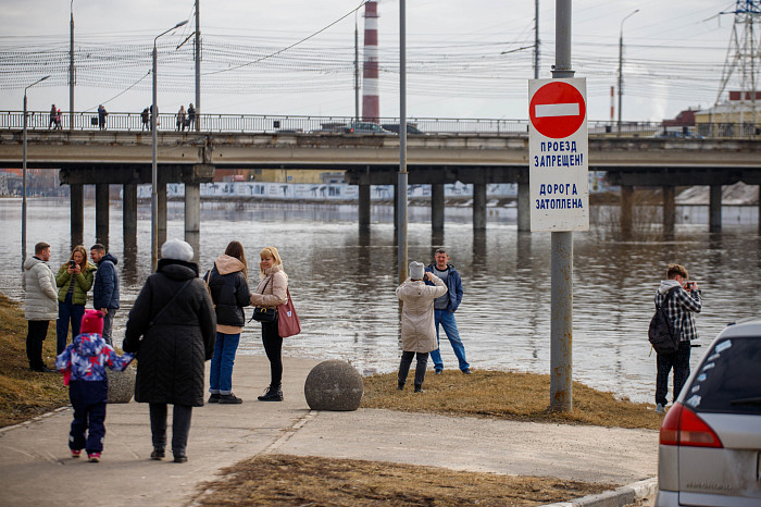 На Пролетарской набережной в Туле затопило пешеходный мост