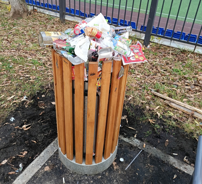 мусор у стадиона.jpg