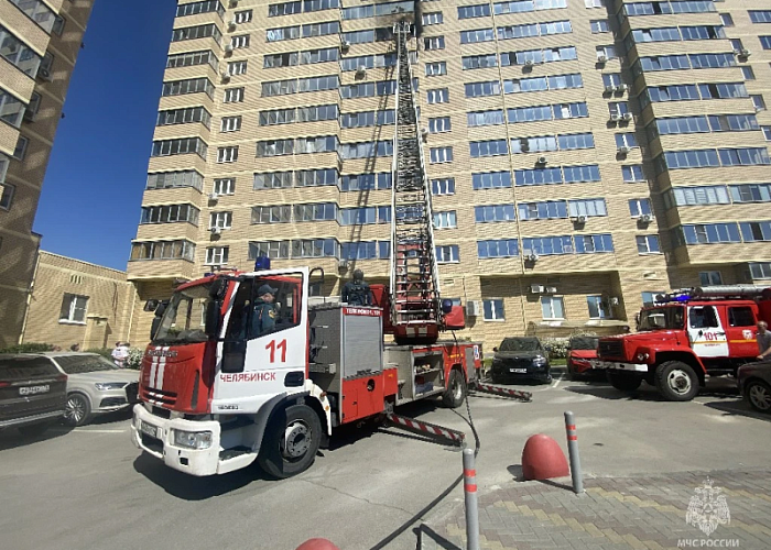 Женщину с ребенком вывели спасатели из горящей многоэтажки в Челябинске