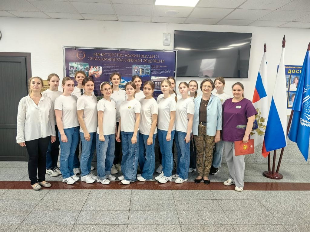 Воспитанницы кадетского корпуса Минобороны России научились оказывать первую помощь в симуляционном центре ФНКЦ РР