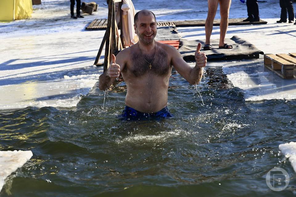 Где купаются в волгограде. Крещение в воде. О крещенской воде. Крещенские купания фото. Купание Волгоград.