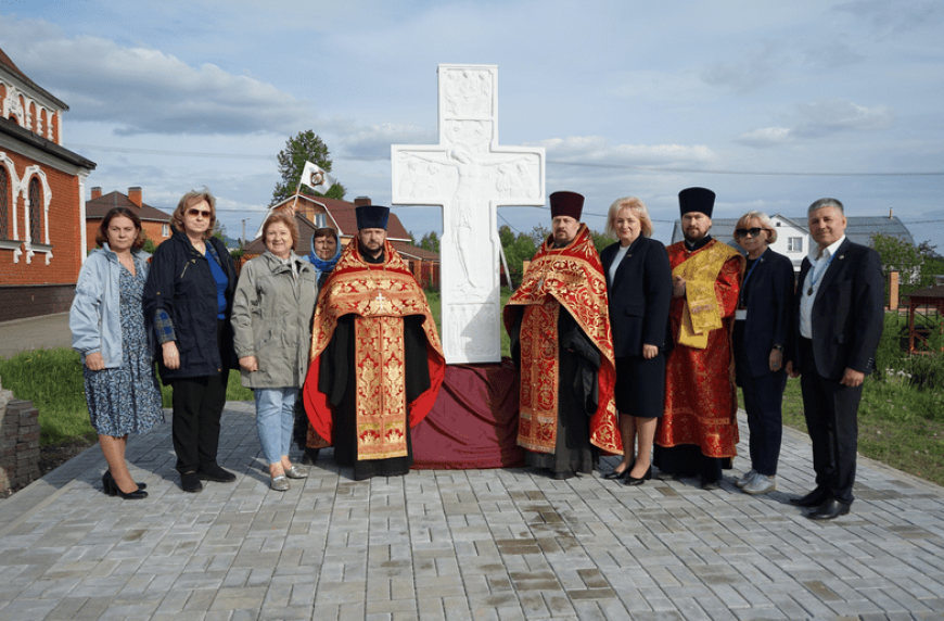 Пов мстихино. Храм во Мстихино Калуга. Поклонный крест. Поклонный крест проект. Деревня Мстихино.