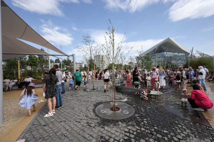 Территория у нового театра Камала после благоустройства детской площадки преобразилась