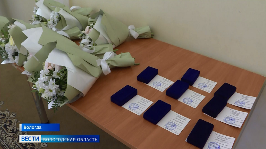 50 многодетных вологжанок получили «Медаль материнства»