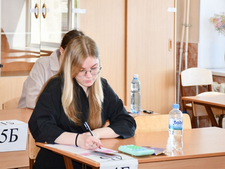 В Омской области в первый день ЕГЭ экзамены сдают около двух тысяч выпускников