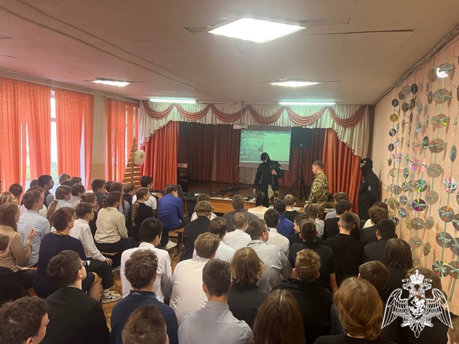 Ивановские школьники продолжают знакомство с подразделениями Росгвардии региона