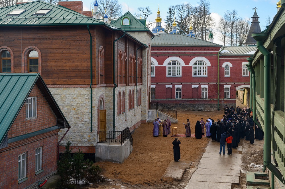 В день памяти преподобномученика Корнилия митрополит Псковский Матфей возглавил престольное торжество в Псково-Печерском монастыре и освятил новый братский корпус 