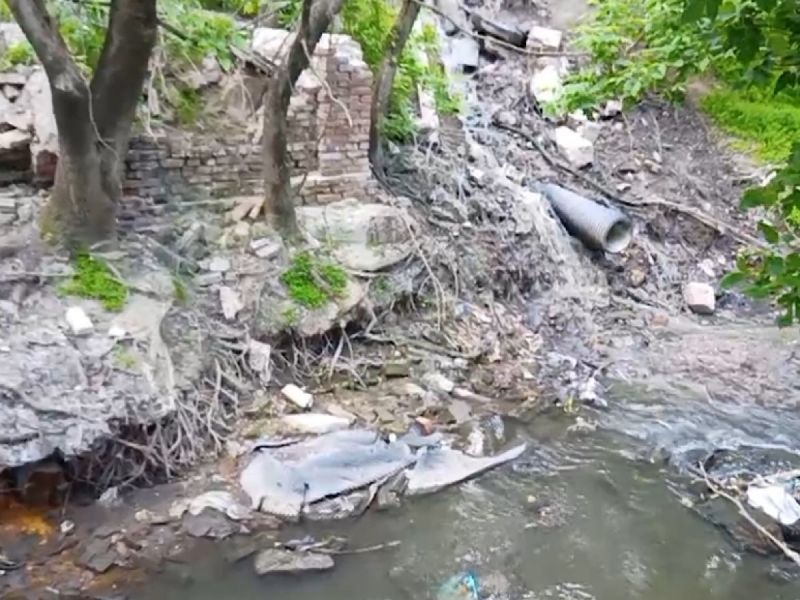 Несколько лет в Ростове с ЖК на Нансена сточные воды стекают в Безымянный ручей