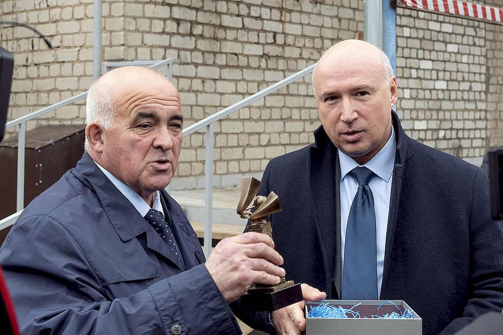 губернатору вручают статуэтку памятника 