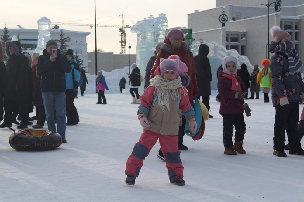 ледяной городок. ледяной городок ижевск 2023. новогодняя елка. новогодний ижевск. елка в ижевске на площади 2022.