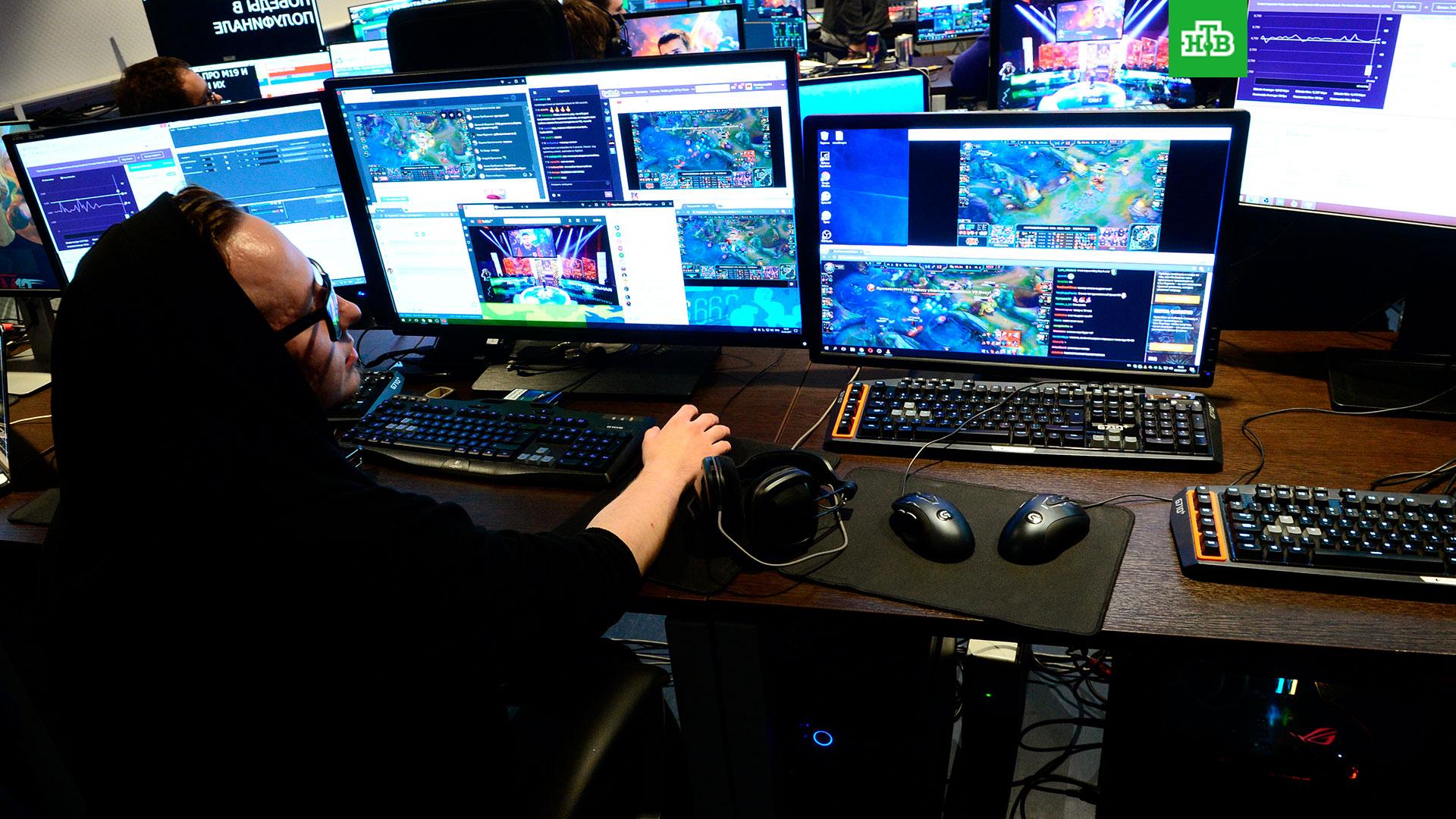 Поддержите разработчиков. Игровая студия разработчиков. It компания. Поддержите разработчиков. Киберспортсмены за компьютером.