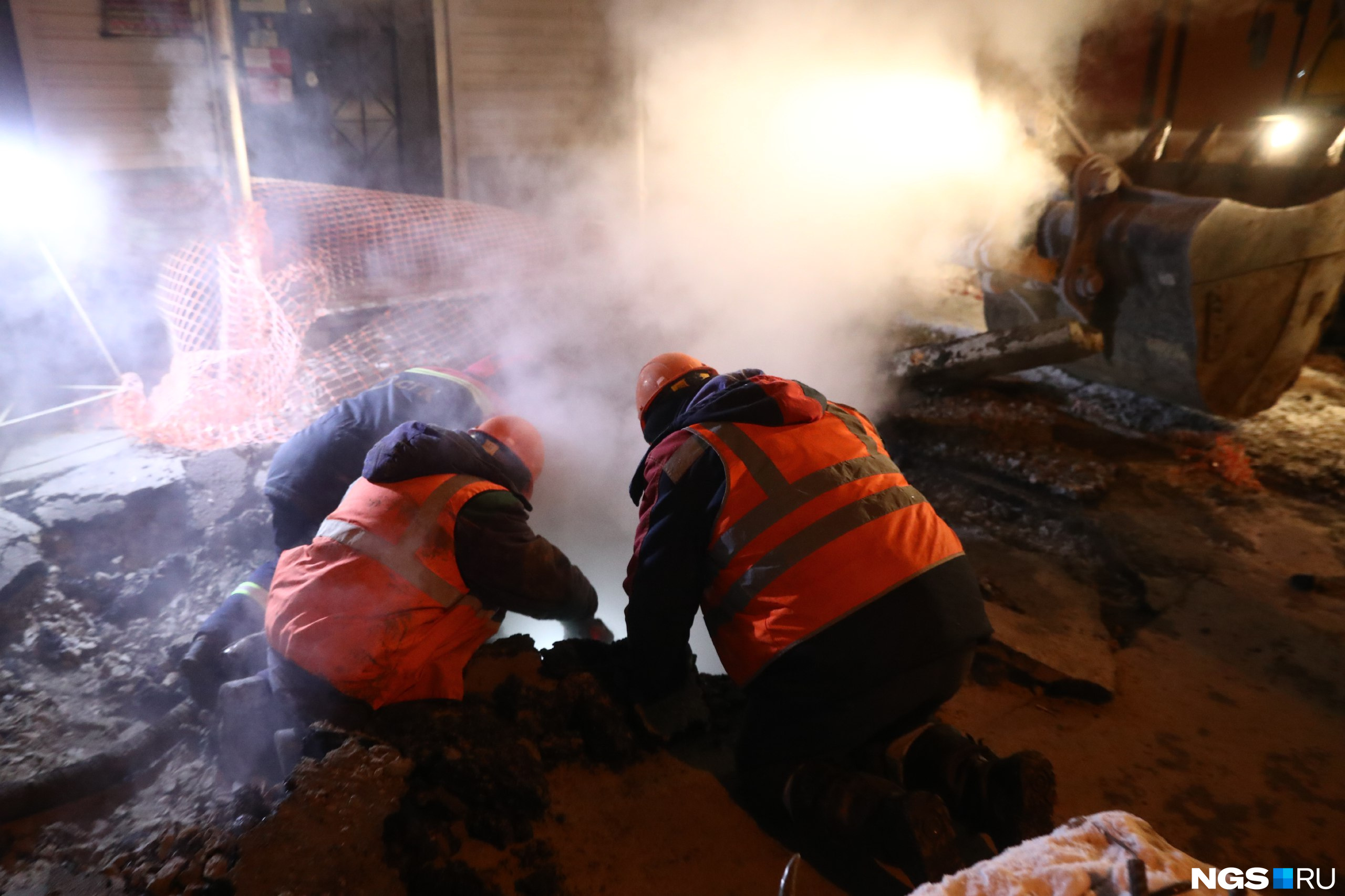 прорыв трубопровода в новосибирске. прорыв теплотрассы в нижнем. прорыв теплотрассы в нижнем. авария на теплотрассе новокузнецк сегодня. прорыв теплосети.