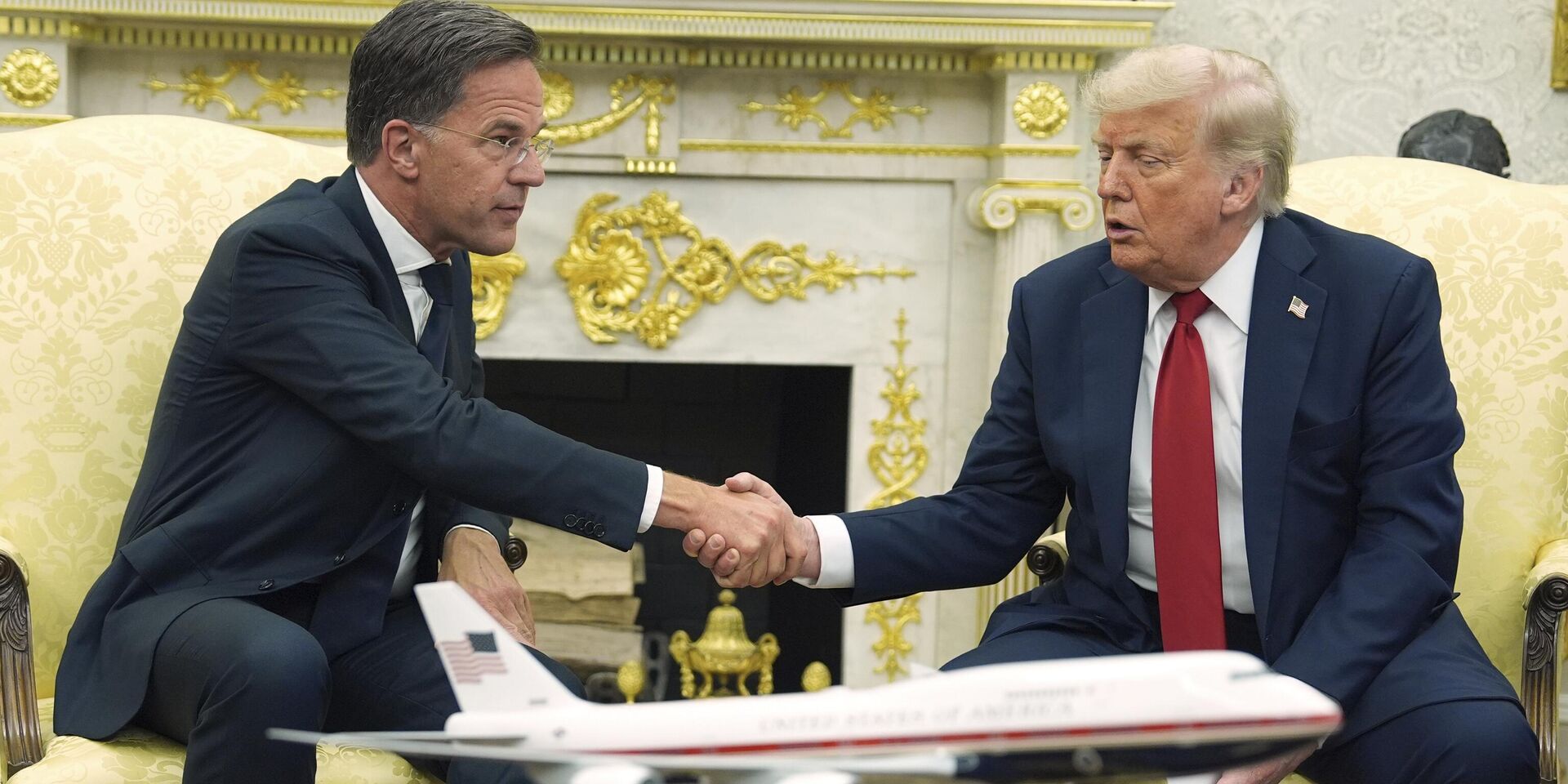Президент Дональд Трамп на встрече с генеральным секретарем НАТО Марком Рютте в Белом доме объявил, что отправит оружие Украине через НАТО - ИноСМИ, 1920, 17.07.2025