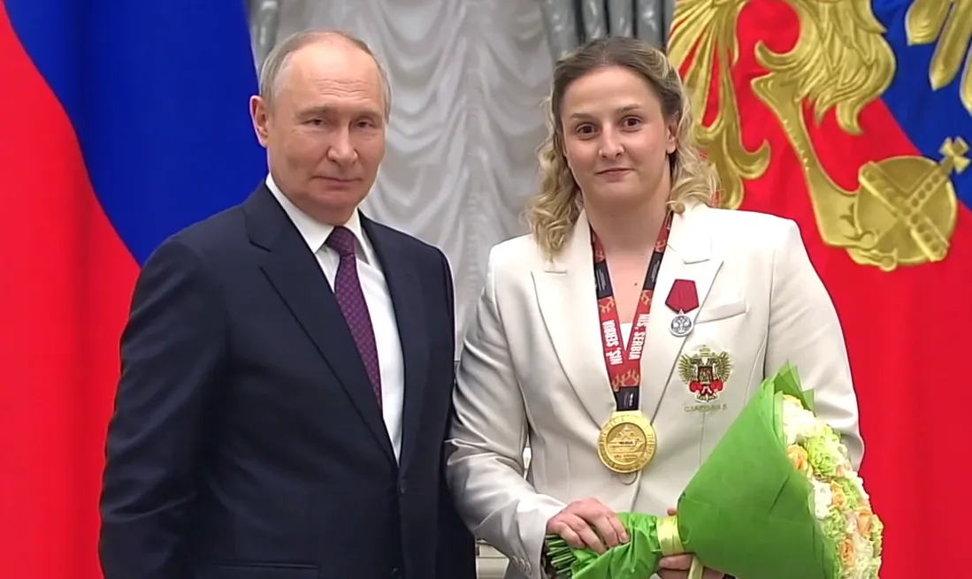Боксёрша Елена Гапешина получила медаль из рук Президента></div><div class=