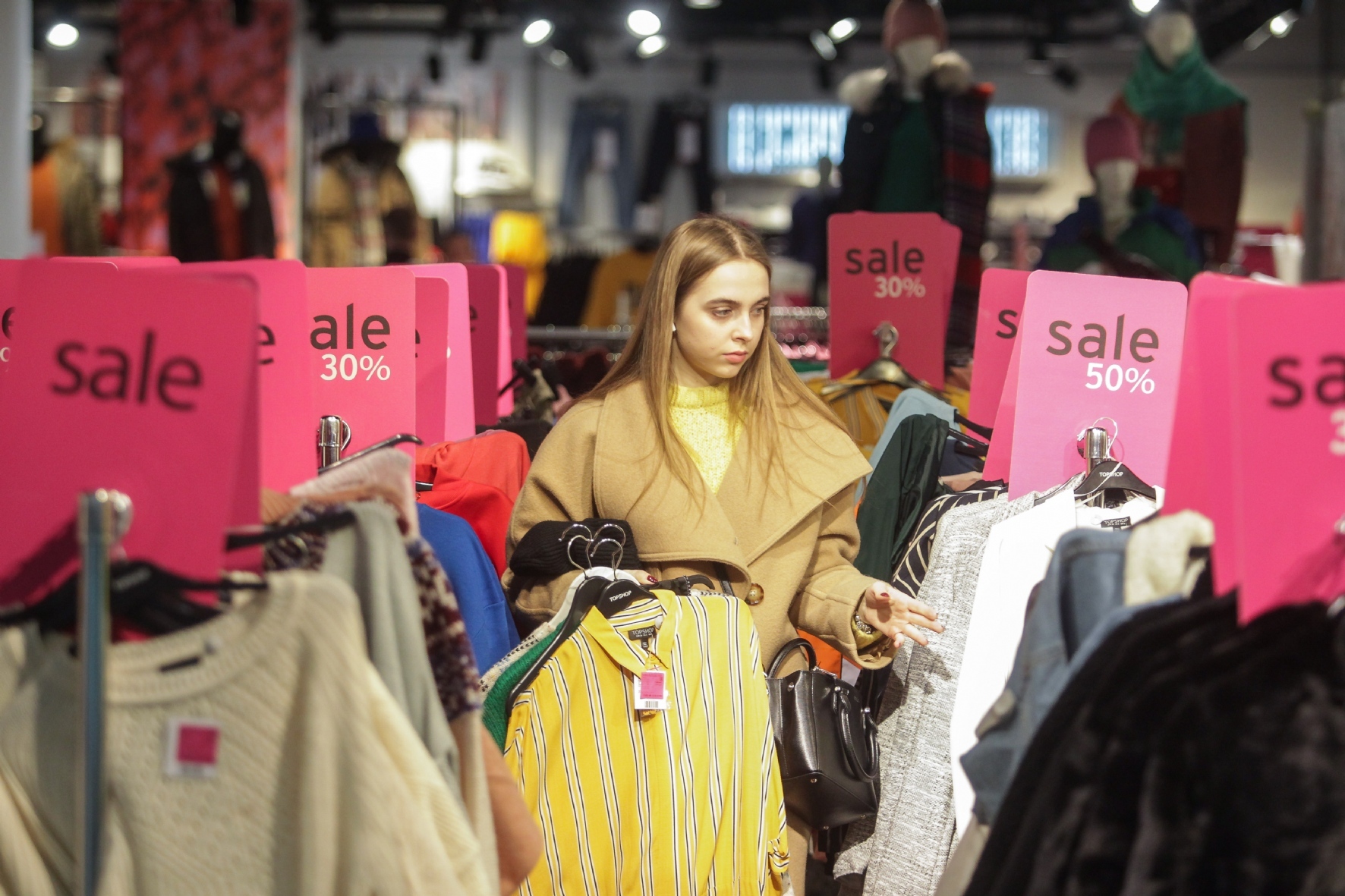 Распродажа люди в магазинах. For sale магазины. Магазин распродаж брендовой одежды. Универмаг распродаж. Sale витрина.
