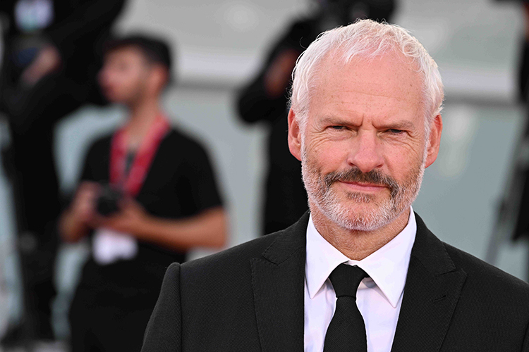 «Посмотрите на то, как пришел в мейнстрим Мартин Макдонах. Он же на раз стал крупным голливудским режиссером. А изначально был просто ирландским драматургом, и все»