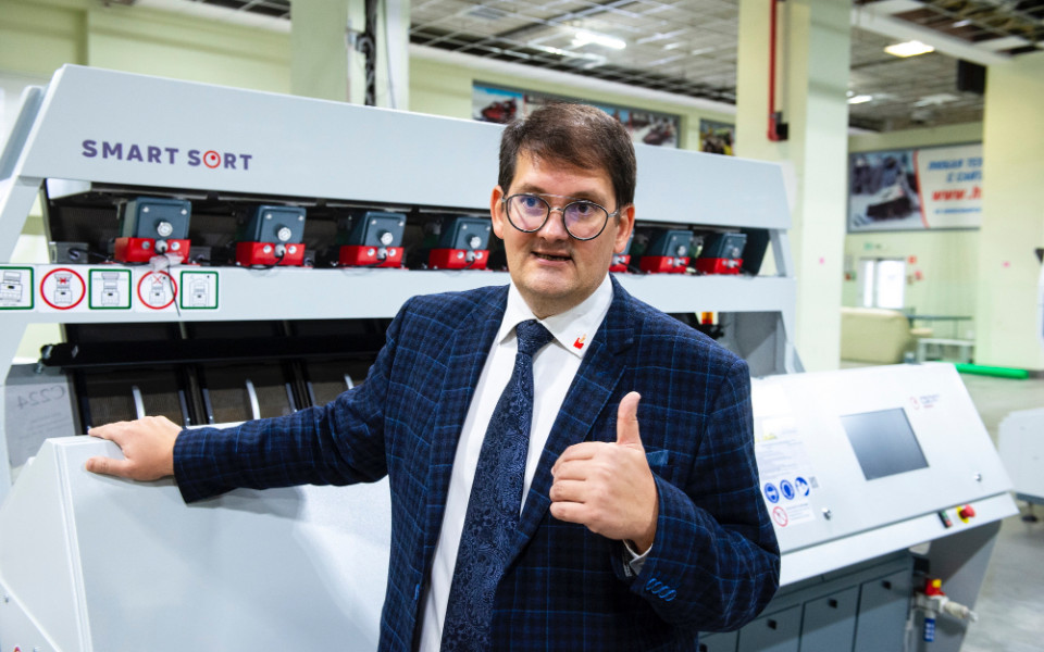 Виталий Савинков показывает фотосепаратор «СмартСорт»