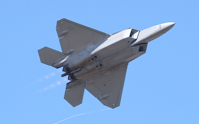 Трюдо заявил, что неопознанный объект над Канадой сбил американский F-22